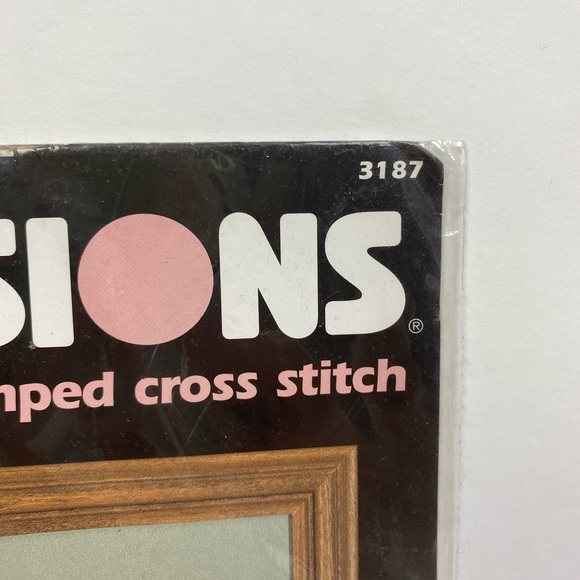 Vintage Dimensions Stamped Cross Stitch Kit Wreath Of Peace #3187 - NEW SEALED - Picture 2 of 8